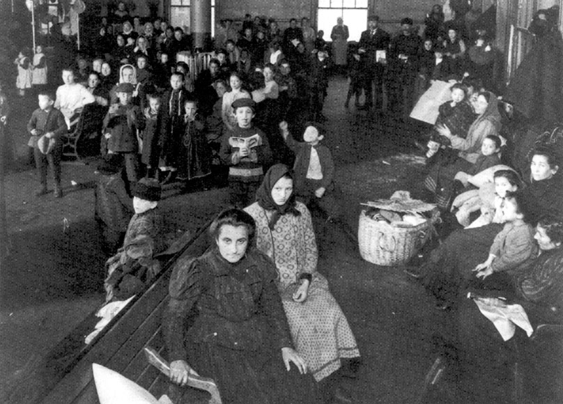 http://www.latinamericanstudies.org/ellis-island/ellis-island-1907.jpg