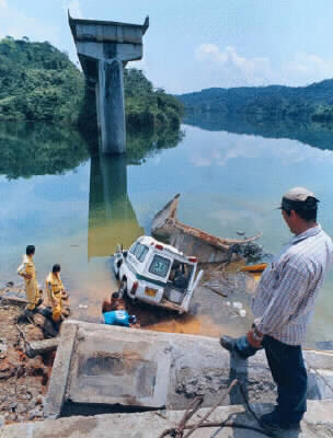 FARC-EP bridge destroyed - puente destruido por las farc